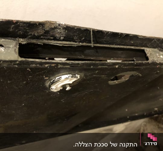 דלת עץ שבורה עם חור וידית מתכת